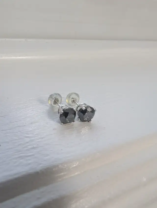 New 14K White Gold Diamond Earrings For Sale in Jewellery & Watches in London - Image 5