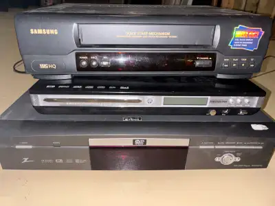 Inclus : * Magnétoscope Samsung VHS HQ * Lecteur DVD Magnasonic * Lecteur DVD Zenith Tous les appare...