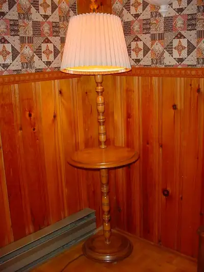 Lampes/ table  - Lampe sur pied avec petite table incorporée., View more
