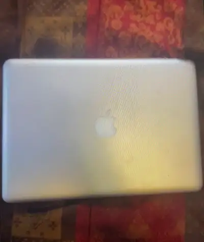 À vendre: 2010 MacBook Pro gris jamais utilisé, efficace pour tout type de travail ou le loisir. VEN...