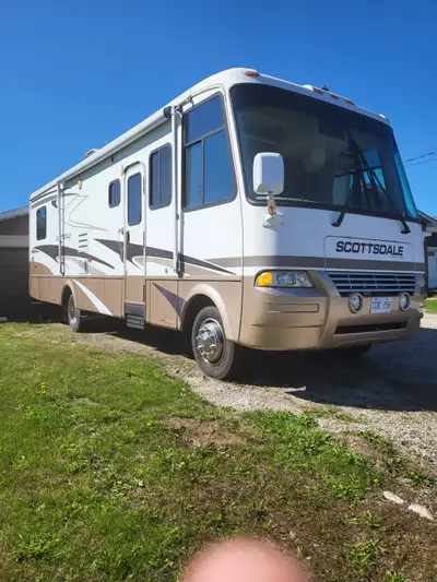 2004 Newmar Scottsdale Motorhome for sale. 33 ft. 2 slideouts, onboard Onan generator. Tires 3 years...