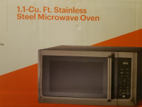 MICROWAVE OVEN 1.1 Cu Ft. STAINLESS. BRAND NEW IN THE BOX. VIDA