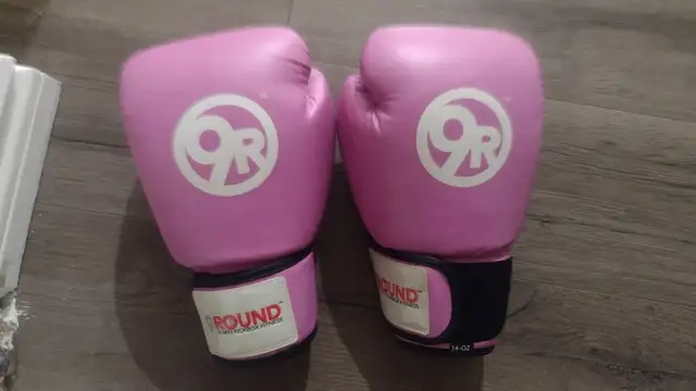 Punching Bag and Gloves in Exercise Equipment in Kitchener / Waterloo - Image 3