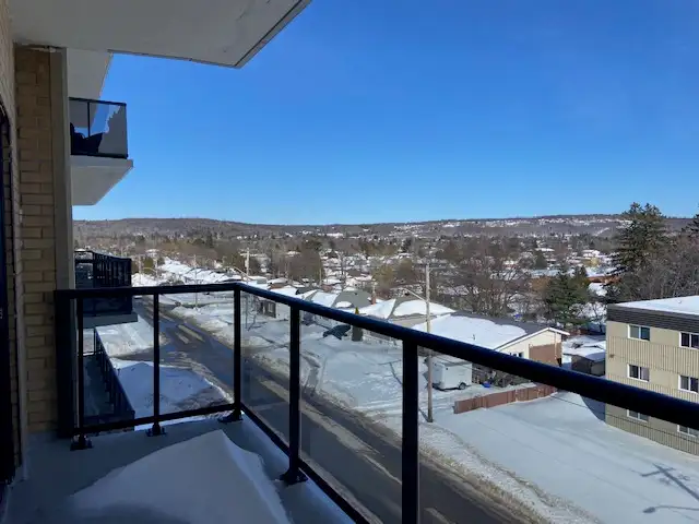 Spacious Apt w Balcony – Secure Building w Elevator - Smoke Free