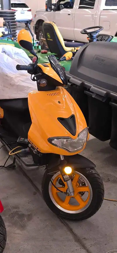 2005 Vento Triton 49cc Scooter – Like New – Only 1,849 KM – Alarm System! Selling my 2005 Vento Trit...