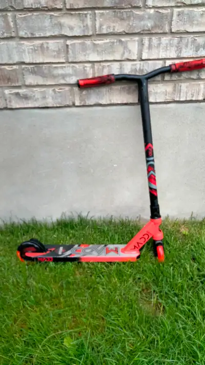 Selling a MADD gear youth scooter in good condition. Sturdy frame and great for using at the skate p...