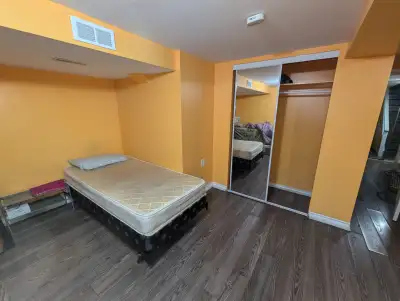 Studio basement near Bramalea city center & GO station- Fleetwoo