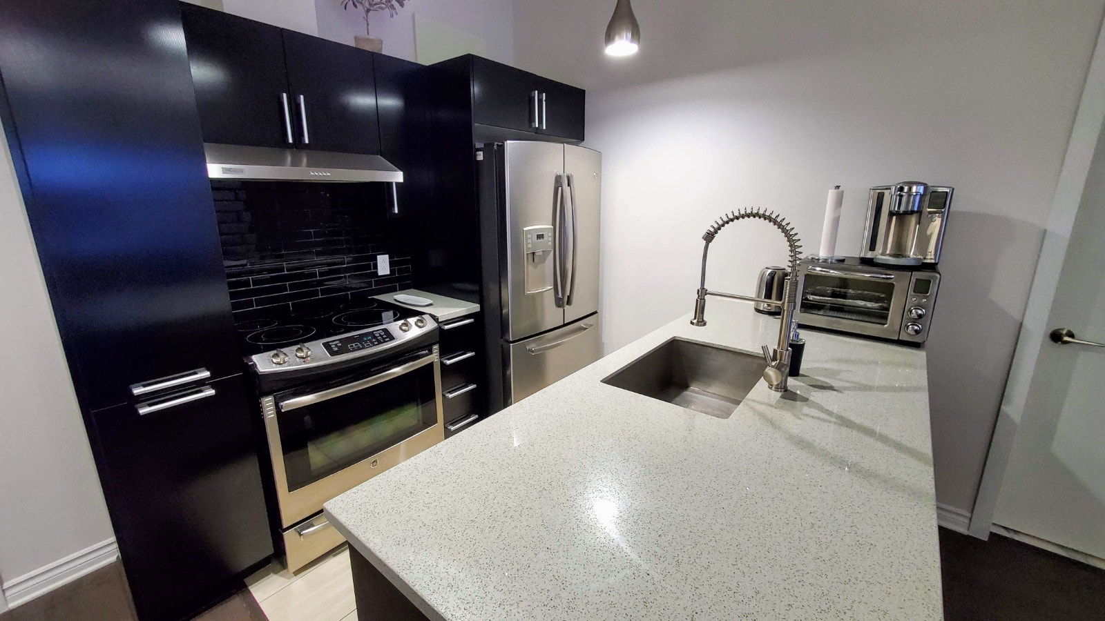 Spacious modern 1 bedroom condo Place des Arts fully furnished — photo 2