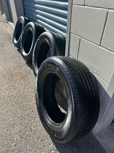 Set of YOKOHAMA AVID S34RV 235/65R17 104T all season tires. In excellent condition with no plugs or...