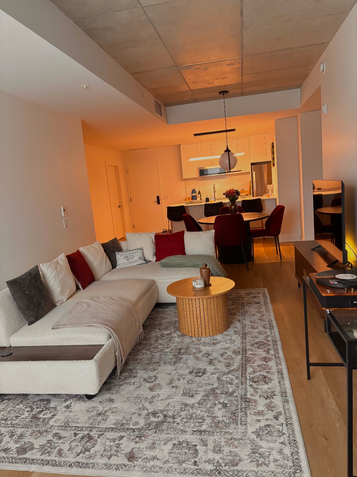 Room for rent $1,350 everything included, de la savane metro — photo 3