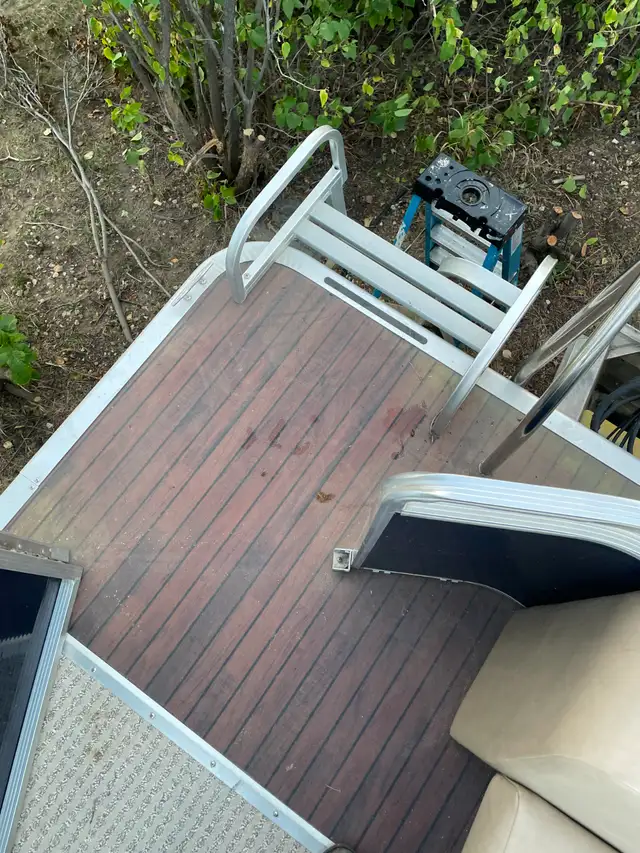 Pontoon for sale in Powerboats & Motorboats in Regina - Image 10