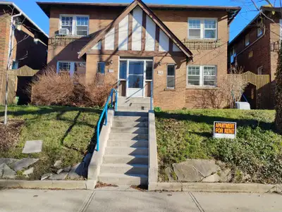 2 BR apt in DESIRABLE area . minutes to Davisville subway . close to park , tennis courts . Upper ,...