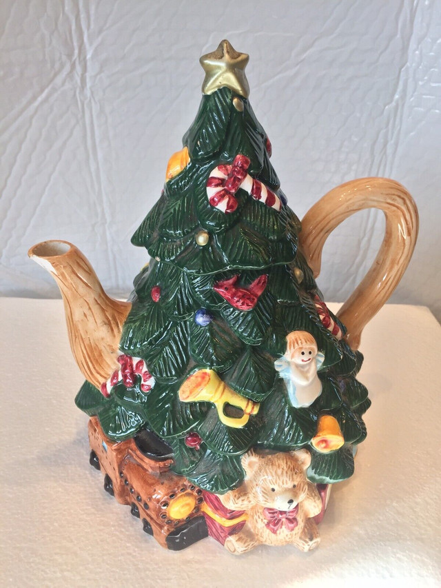 Vintage Ceramic Christmas Tree Coffee / Tea Pot in Kitchen & Dining Wares in Bedford - Image 3