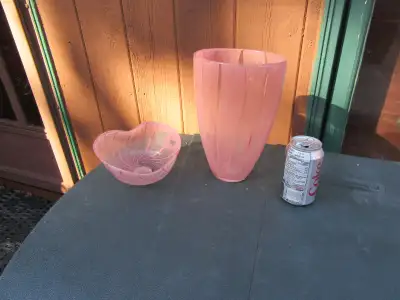 Smoke free - CASH ONLY. * Have a glass vase and matching side dish - in a frosted pink color - vase...
