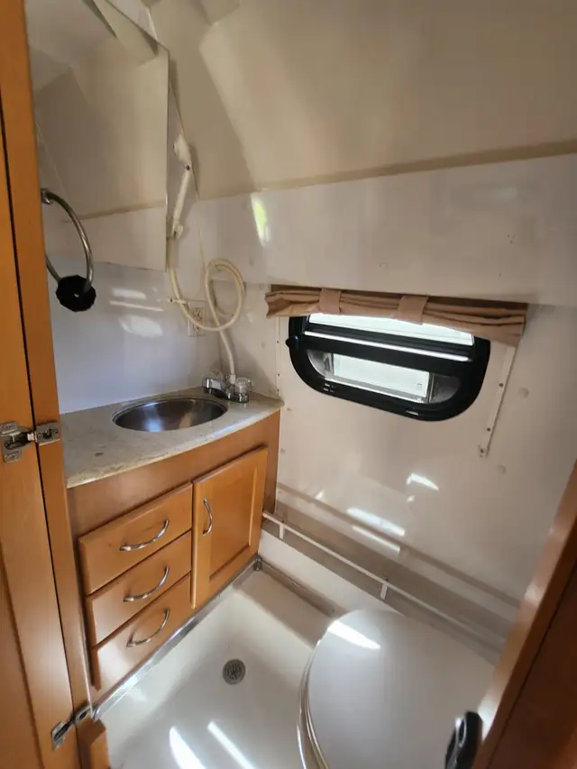 Lowest mileage in Canada - 2010 Pleasure-Way Excel TS in RVs & Motorhomes in Burnaby/New Westminster - Image 5