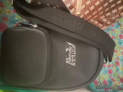 Découvrez ce sac à bandoulière Guess élégant et neuf, parfait pour transporter vos essentiels avec s...