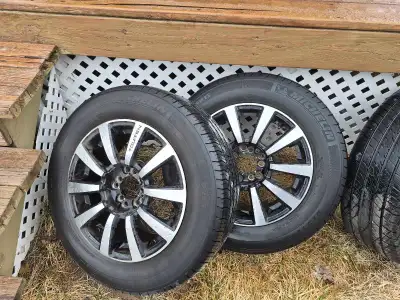 Pneus 4 saisons Michelin avec mags (15 pouces) À vendre : ensemble de 4 pneus Michelin 4 saisons mon...