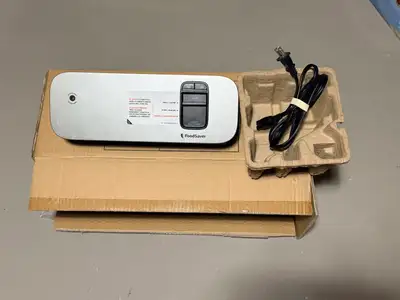 Excellent FoodSaver vacuum sealer in silver and black. This unit includes the power cord and origina...