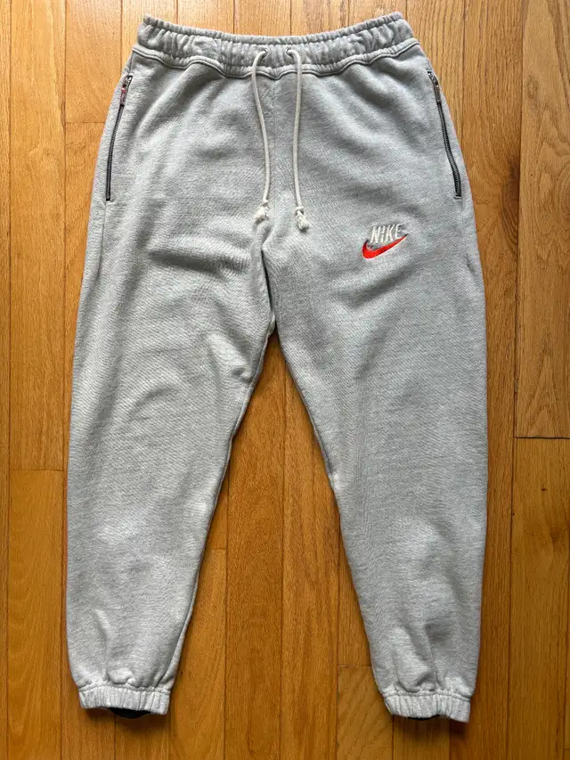 Nike Sportswear Sweatpants Vintage in Men's in City of Toronto - Image 2