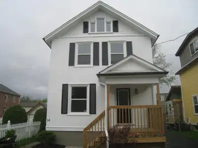 HOUSE FOR RENT IN BOLTON House located in downtown Bolton area, walking distance to restaurants, ban...