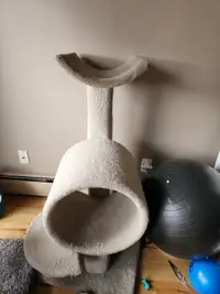 Cat scratching post in good condition