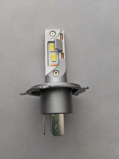 Selling a pair of H4 9003 led headlight bulbs. Tested on 2008 Honda crv, hi beam low beam daytime ru...