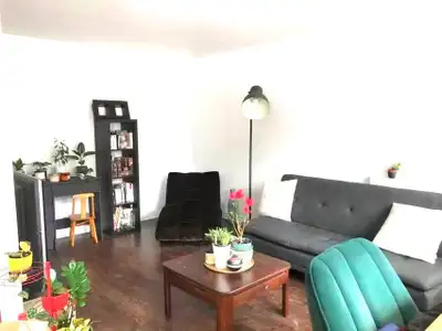 4 1/2 situé à quelques pas seulement du Collège Brébeuf et de l'Université de Montréal! 5591 Av. Gat...
