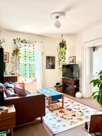BEAUTIFUL 2ND FLOOR DOWNTOWN ONE-BEDROOM IN CENTURY HOME