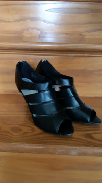 Womans size 6.5 black heeled shoes