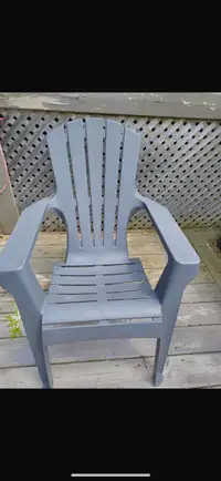 4 plastic chairs 