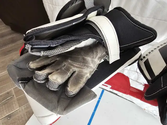 Warrior R/GT2 junior blocker and glove in Hockey in Calgary - Image 4
