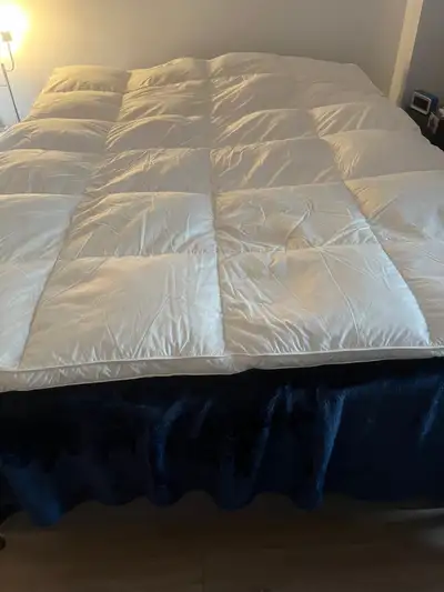 Surmatelas pour grand lit Queen (60 po.) encore neuf., View more