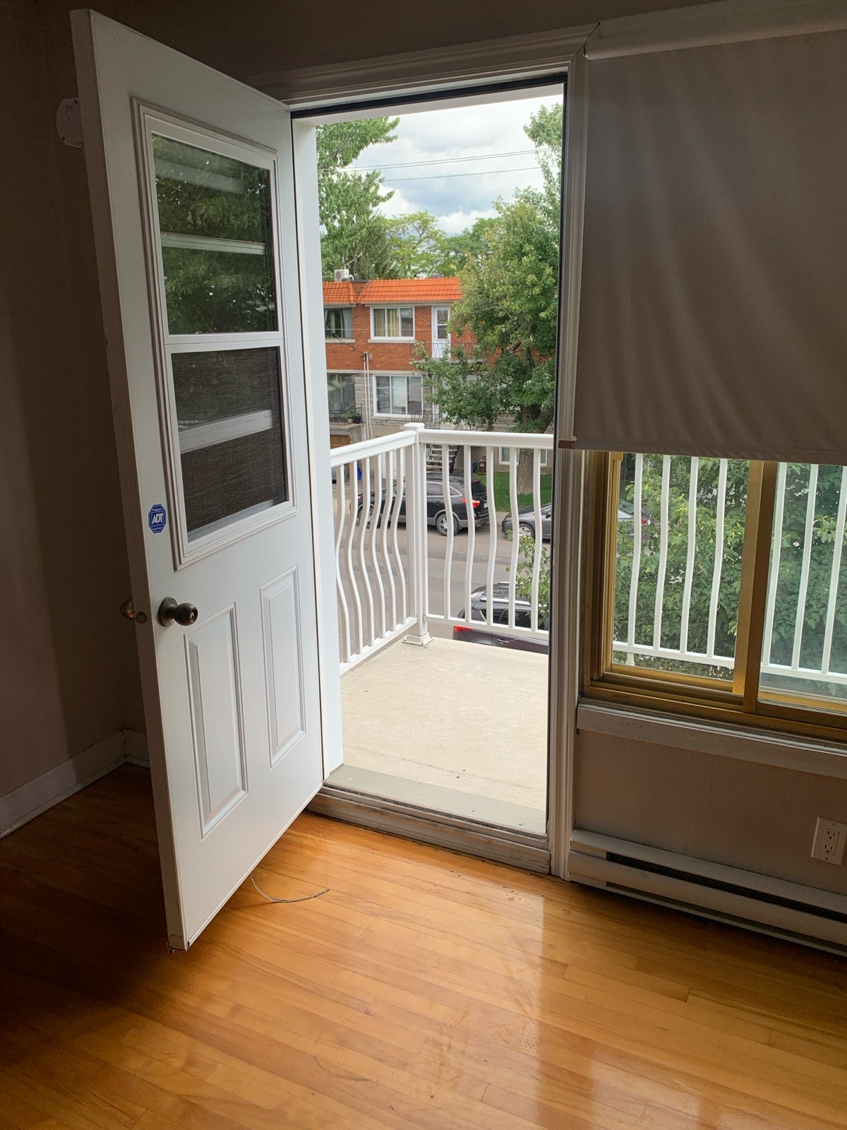 ⭐ Beau 4 ½ lumineux – 2 balcons – Disponible — photo 1