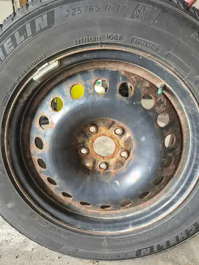 225/65r17 michelin x-ice winter tires snow suv 4 tires including steel rims Excellent condition 7/32...