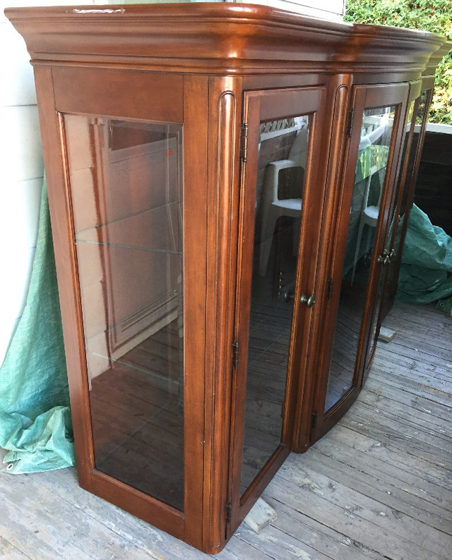Grand Armoire vitrée/ Vitrine de trophée Commodes et armoires