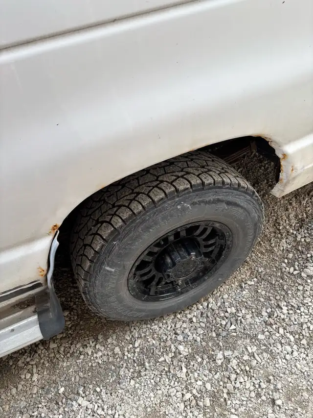 2001 Ford E-Series Window Van519422947183175682