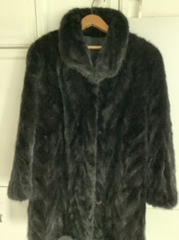 356 Manteau de vison noir 3 / 4   Grandeur  12 ans