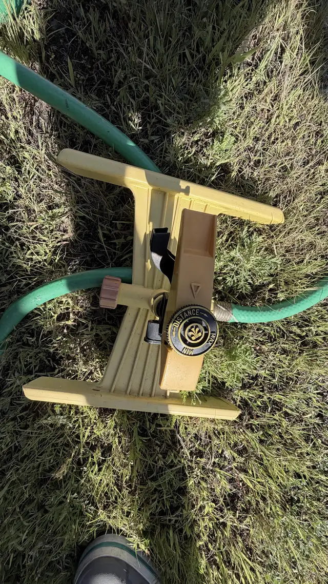 Arroseur oscillant avec boyau d'arrosage in Outdoor Tools & Storage in West Island - Image 4
