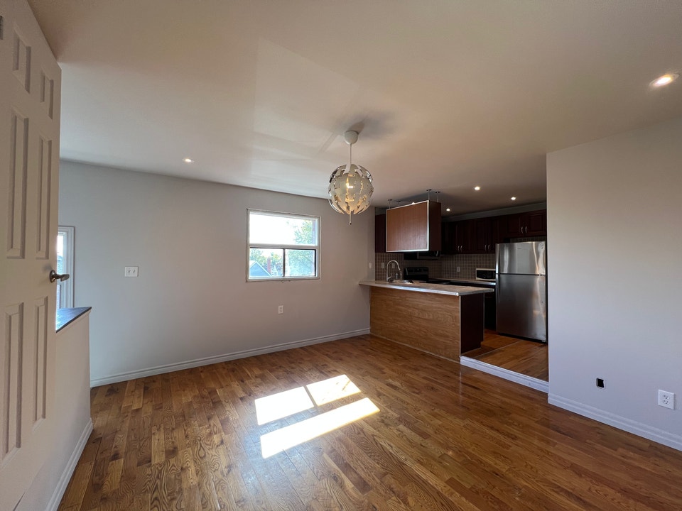 LARGE 3 BDRM RENO – BRIGHT - well Appointed** 2