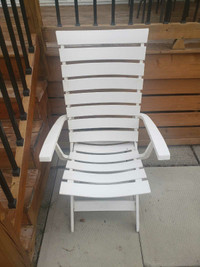 Chaise de patio en plastique blanche