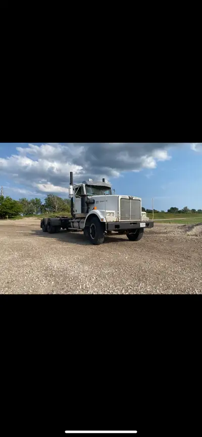 1996 4964 model Big cam Cummins 15 speed 16k front 40k rears 3.90 ratio 237” wheelbase Single frame...