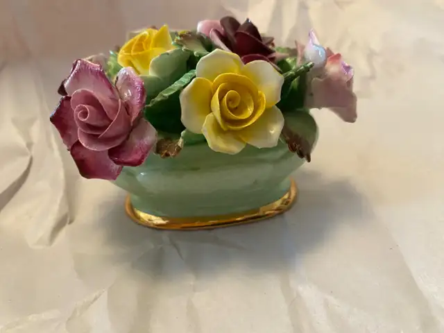 Denton China Floral Arrangement in Home Décor & Accents in Mississauga / Peel Region - Image 4