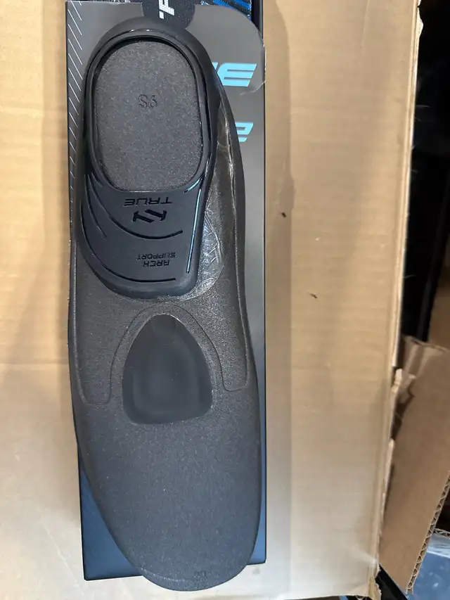 True hockey insoles size 8/9 skates in Hockey in Markham / York Region - Image 4