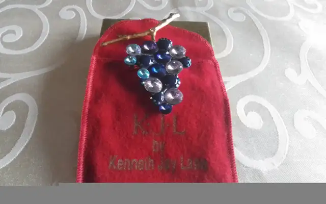 NEW - CRYSTAL GRAPES BROOCH - BY DESIGNER KENNETH JAY LANE in Jewellery & Watches in City of Toronto - Image 3