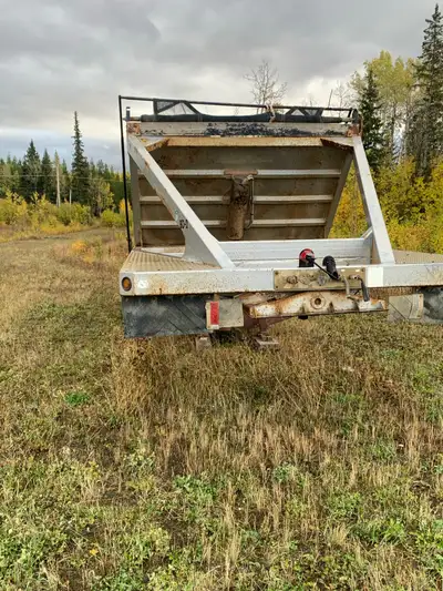 2012 loadline Tridem clamdump. Tarp is there but worn n torn. If you need it. Good but I just don’t...