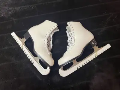 Ladies 7.5 Ice Skates / CCM, View more