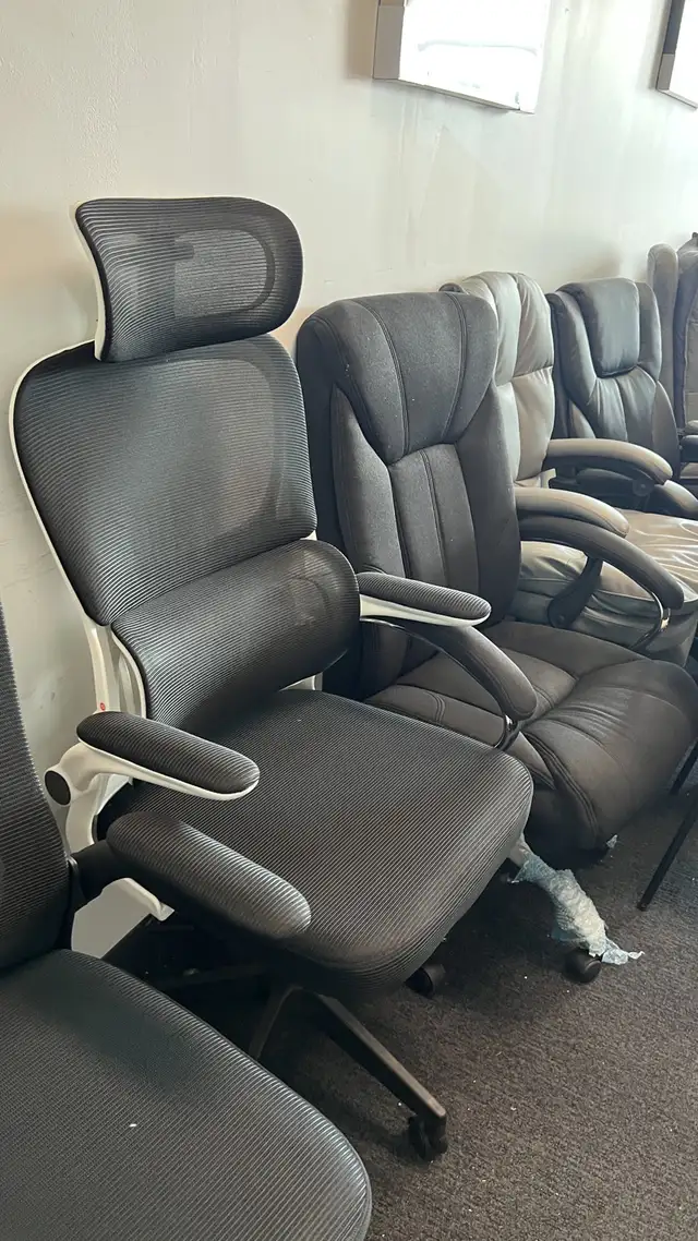 NEW Ergonomic Mesh Office Chair with Headrest & Flip-Up Arm in Chairs & Recliners in Markham / York Region - Image 2