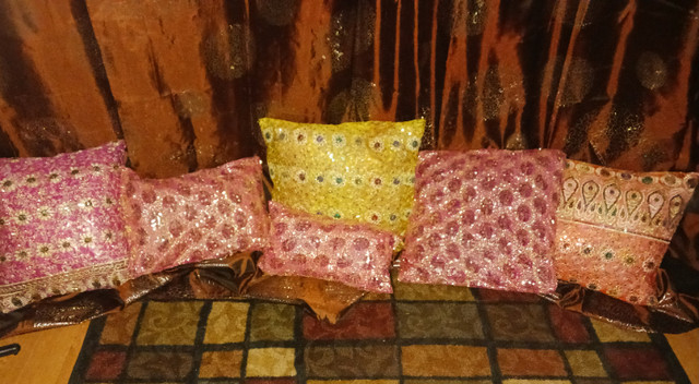 7 PCS SHINNY BEADED DECORATIVE CUSHIONS - PRICE EACH . in Home Décor & Accents in Mississauga / Peel Region - Image 2