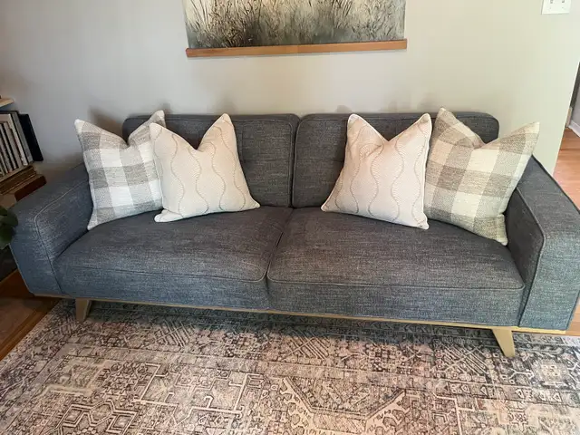 Blue Bennett’s Furniture Couch in Couches & Futons in Kingston - Image 3