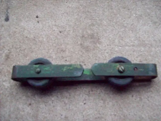 1-Metal Bar with 2 Pulleys for Clothesline, Antique.